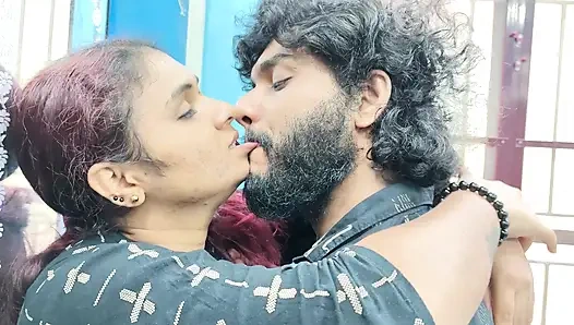 Горячий замок губ с поцелуем с языком