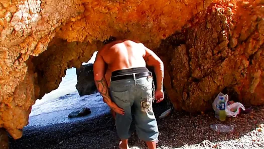 Делаю мое первое порно на улице, моя киска такая мокрая