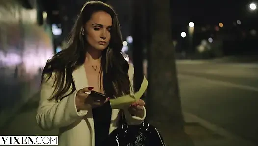 VIXEN - Janice Griffith и Ivy Wolfe прокрались на задний двор для ночного развлечения в бассейне