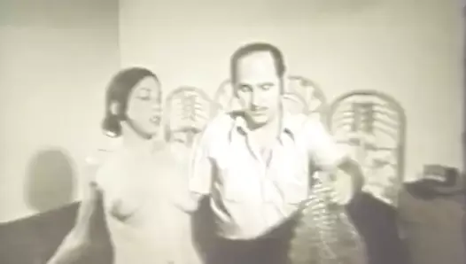 Une jolie fille se fait baiser par son docteur (vintage des années 60)