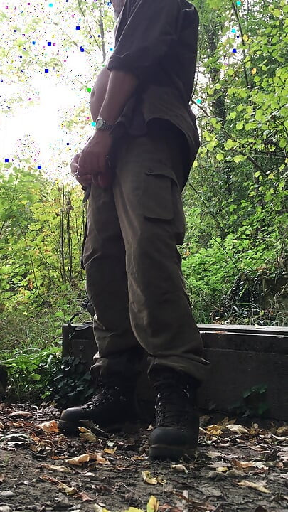 Solo hike Having a piss