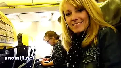 飛行機の中で手コキ
