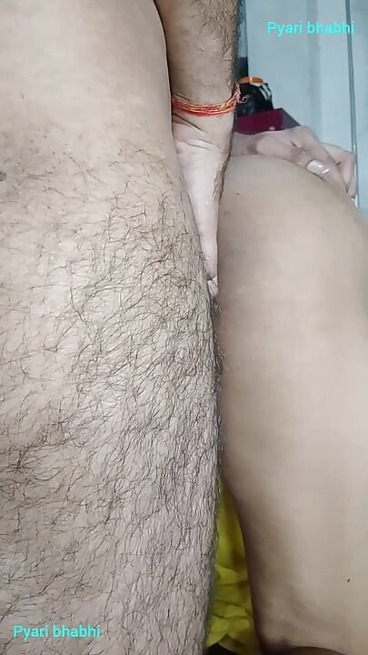 大きな尻で犯され、チンコ全体を肛門に入れた後、ヒンディー語のドギースタイルで叫び始めました。