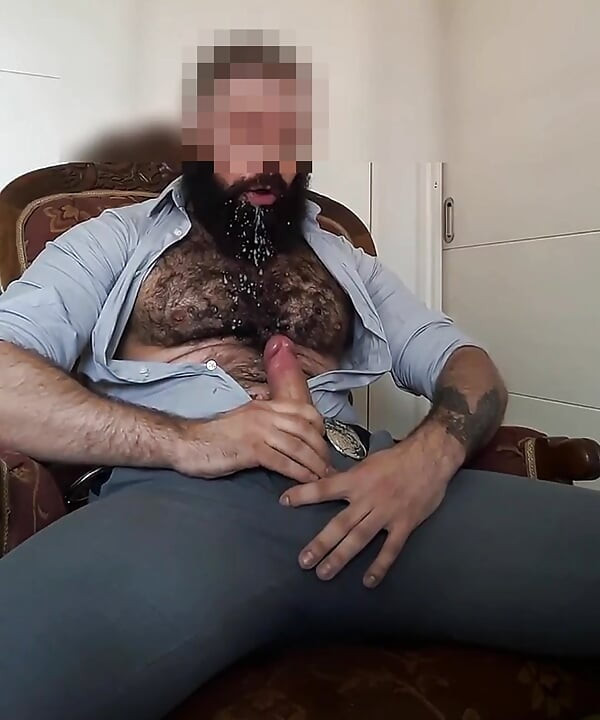 HAIRY MAN WITH CUMSHOT'S ON BEARD