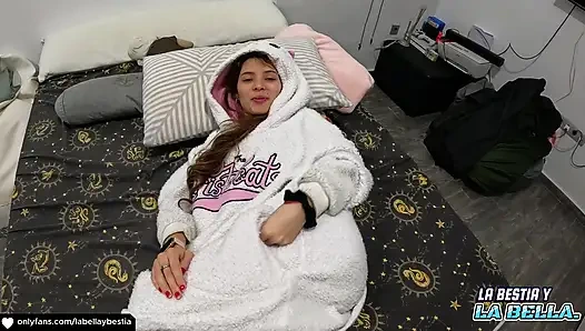 Aku minta pacar temanku untuk menghangatkanku karena aku kedinginan tapi dia pengen dan aku terima.