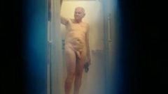 Goed opgehangen oude man die een douche neemt