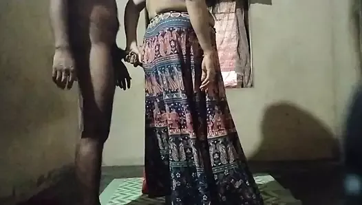 Mąż łzy suknię żony Susmity, aby zobaczyć jej seksowne ciało i przelecieć jej tyłek