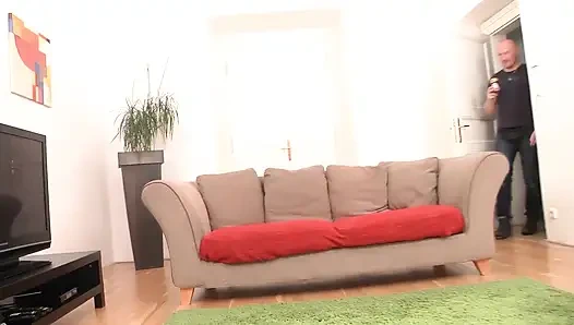 Возбужденная брюнетка Сэнди трахается с незнакомцем!