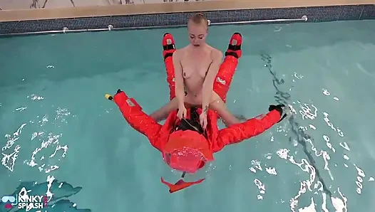 Şişme denizaltı kızımda çıplak ve azgın