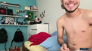 Latino amateur Henry Lynes jerks off dick in private video