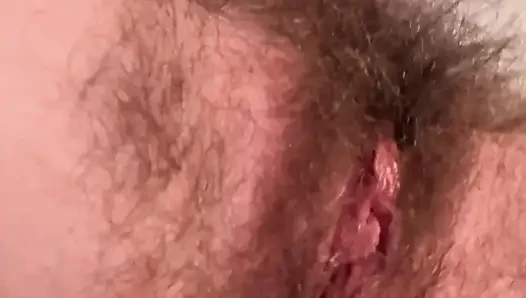 Dudukin muka cewek dengan memek berbulu yang berkeringat