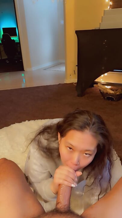 火辣亞洲人吃大雞巴作為運動後的零食 口交射精在嘴裡