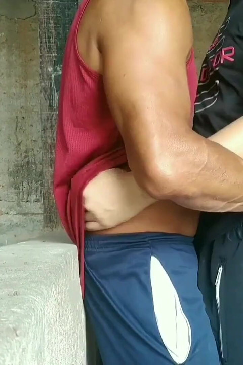 Üvey babam ev ödevimden sonra beni sikiyor