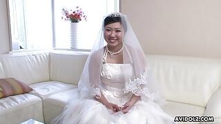 Ragazza giapponese in abito da sposa Emi Koizumi prende un cazzo duro in bocca senza censure.