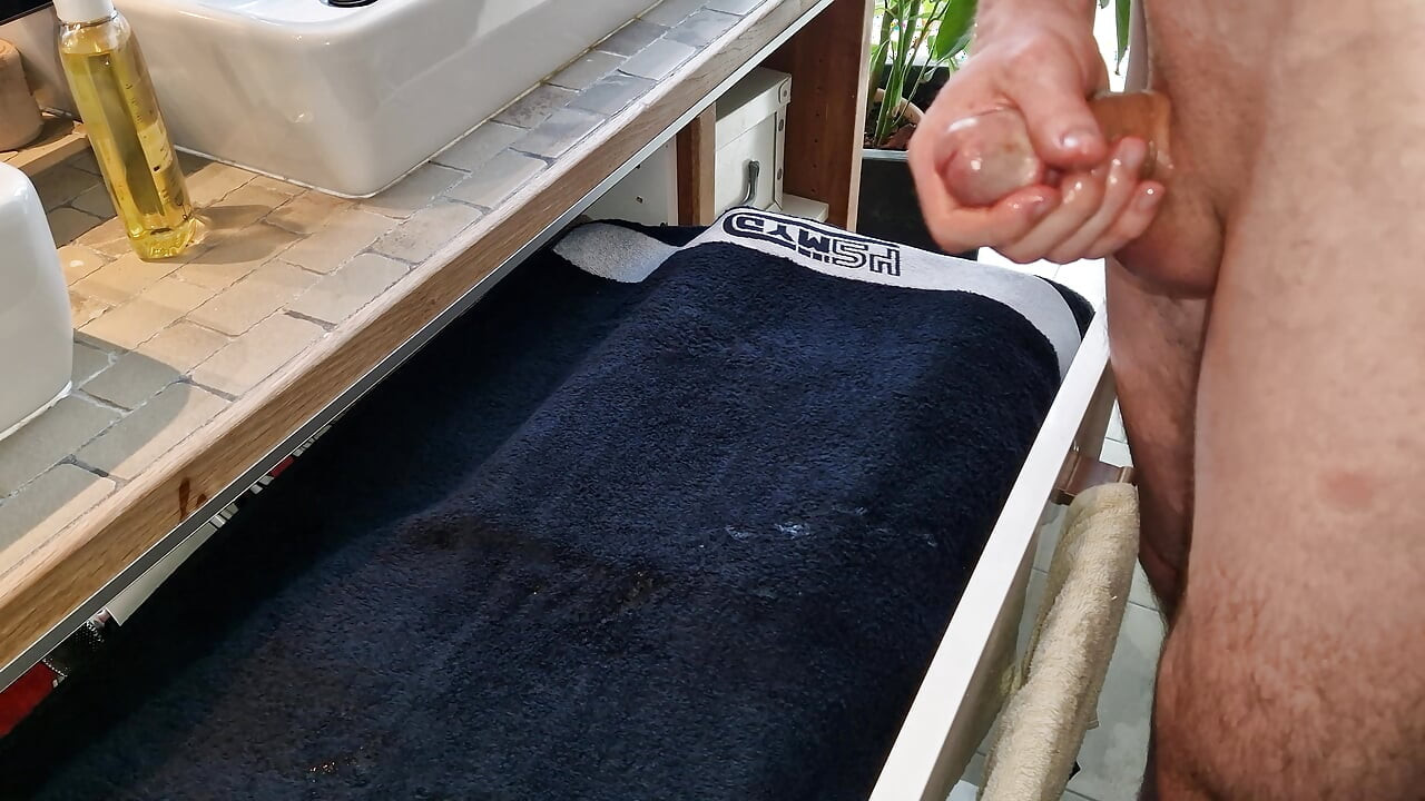 Double cumshot in the bathroom