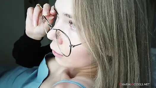 Video belahan dada sekretaris seksi rambut pirang luise
