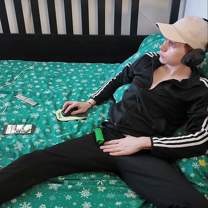 Young twingo jerking off and playing his ass