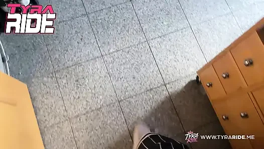 Cewek bertato rambut cokelat lagi asik nyepong dan ngentot kontol sampai matanya merem melek