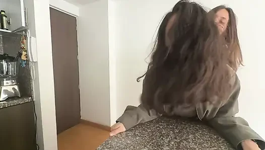 Seorang lesbian mendominasi saya sebelum saya pergi bekerja