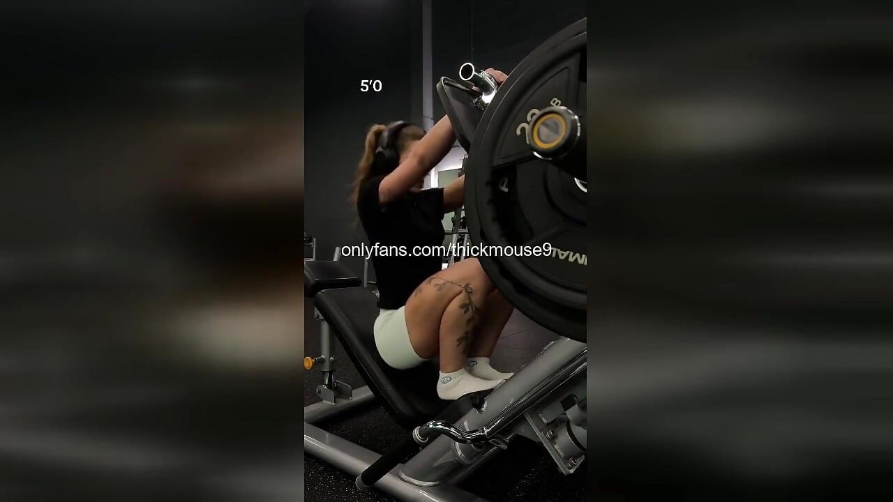 18-Year-Old Gym Girl Accidentally Flashes Tight Pussy During Live Stream
