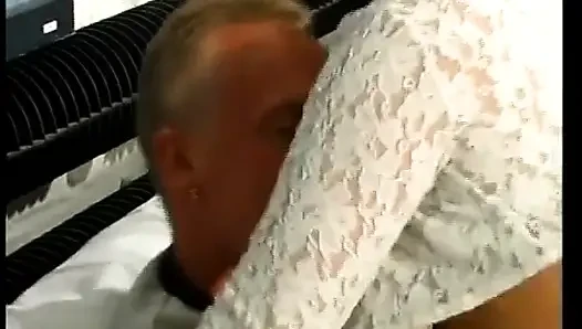 Schwanzlutschende deutsche schlampe ist hier, um an seinem schwanz zu würten