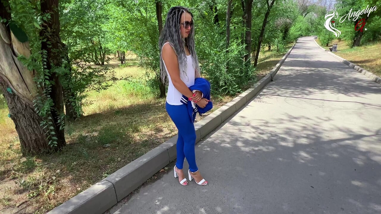 Acquaintance on street and fucked in home - She let herself get fucked for a bouquet of flowers.