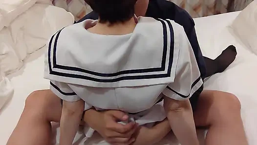 Когда меня толкают вверх снизу как это, это так хорошо, что я не могу сдержать мой голос. Сперма переливается со спины моей киски.