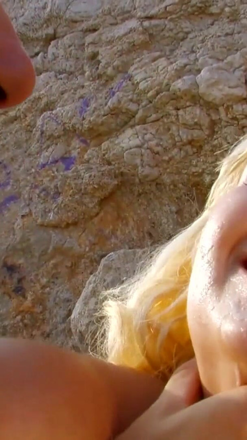Rubia en la playa recibe un puño y monta una gran polla analmente | Clip 3