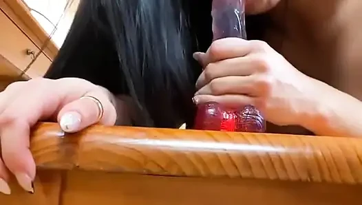 Baby, das ich wirklich ficken will, du bist nicht hier, also muss ich mit diesem riesigen Saugdildo masturbieren