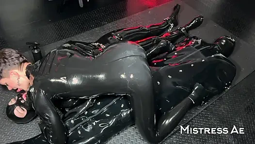 Prenses lateks lastik bebekle mistressae seansları: siyah lateks üzerinde beyaz boşalma