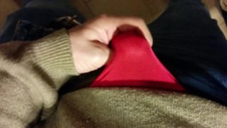 Masturbándose en bragas rojas en el trabajo
