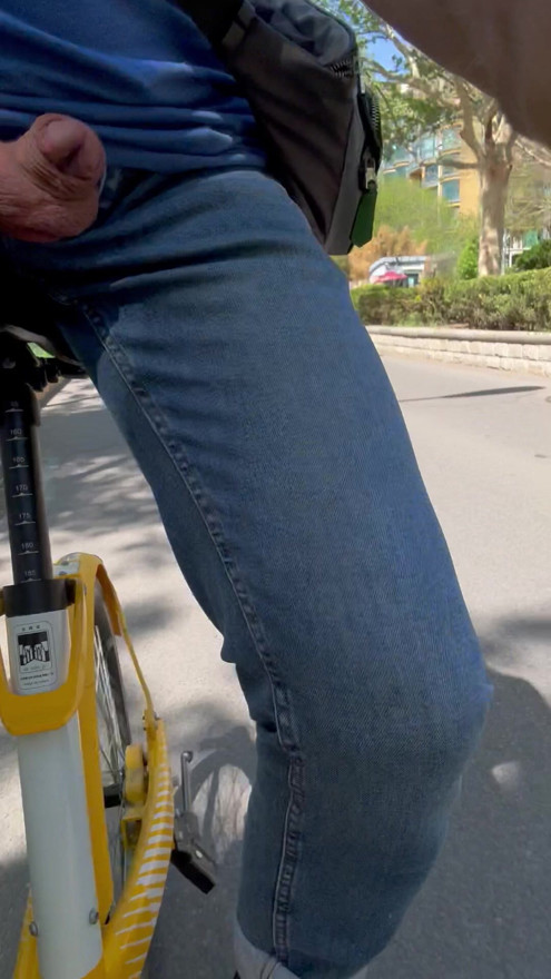 Bicycle on the street show off