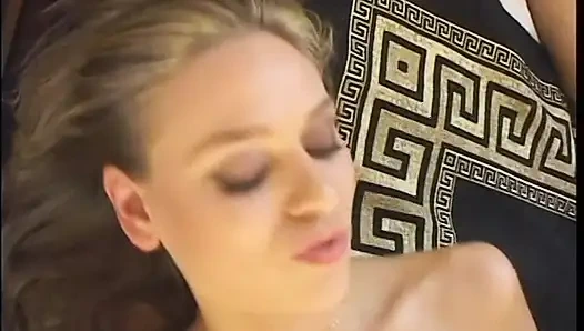 Peacherino victoria swinger si cewek hot rambut pirang lagi asik dientot habis-habisan sama pacarnya