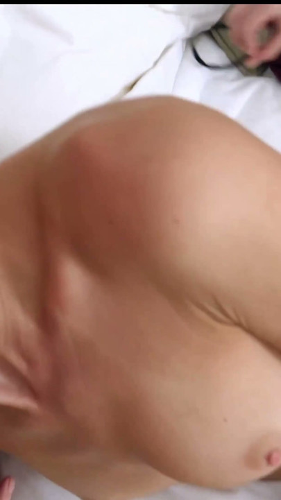 나는 멋진 포르노 스타 Gina Gerson과 그녀의 섹시한 라틴계 친구 Jimena Lago와 쓰리섬을 즐겼다 | 클립 1