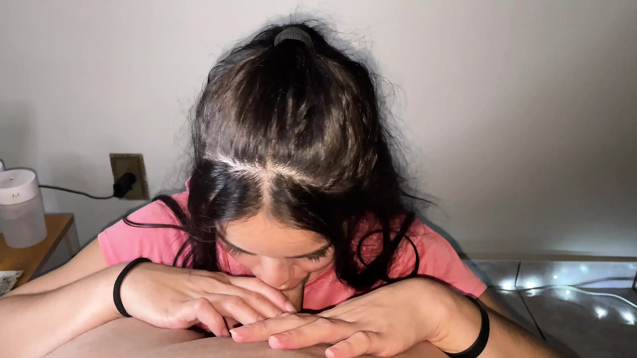 彼女のシャツに硬いおっぱいが見えるいたずらなブルネットは、大きなピンクのペニスに深いフェラチオをしています