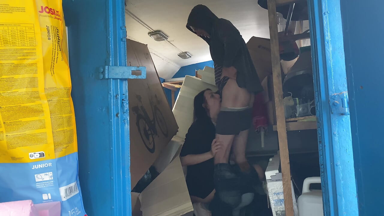 Ein lagerarbeiter fickte die managerin hart direkt dort auf den kisten und steckte sie an ihre stelle
