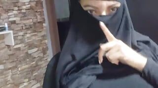 Echte sexy muslimische arabische Amateur-MILF masturbiert, squirtet Flüssigkeit, sprudelnde Muschi, Orgasmus, Niqab