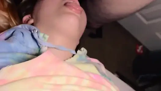 Ibu-ibu sange ini nyepong kontolku dengan posisi terbalik di pinggir ranjang sampai dicrot di mulut!