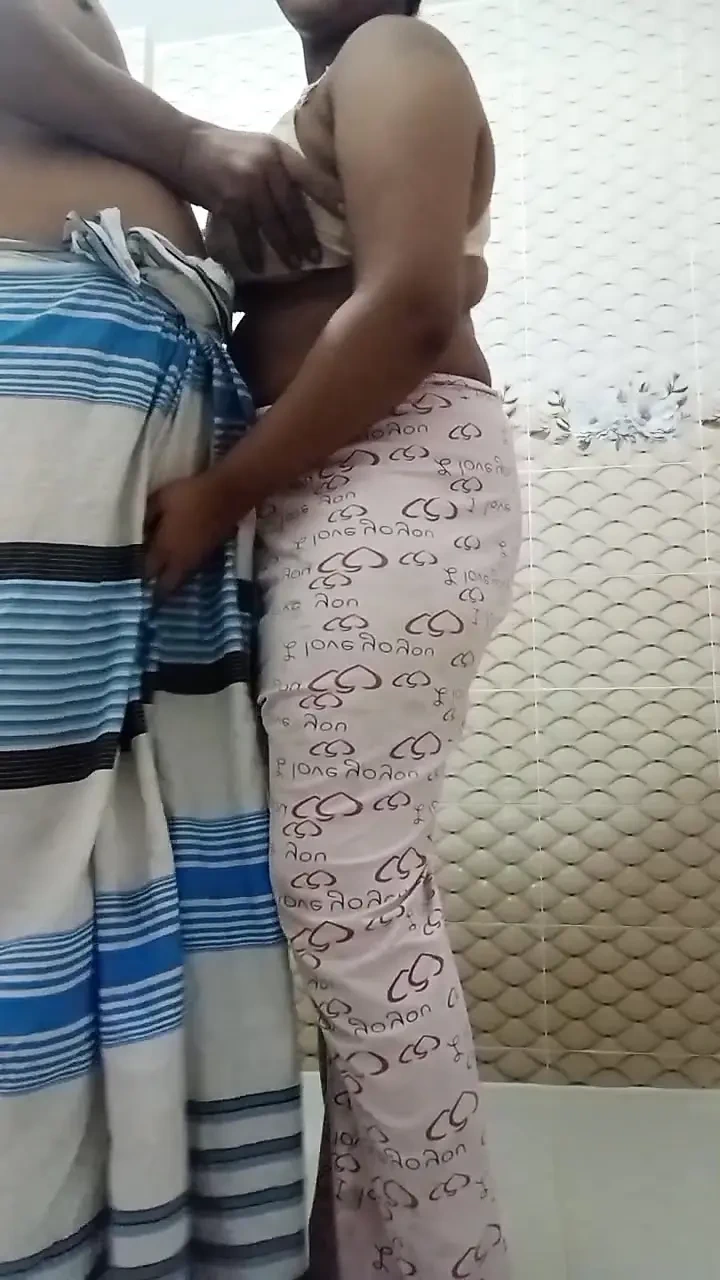 Real couple bath show