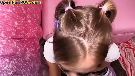 Une petite adolescente se fait baiser par son beau-père après une pipe en POV