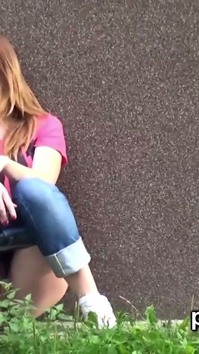 בנות נואשות משתינות מול השכנים שלהן | קליפ 1