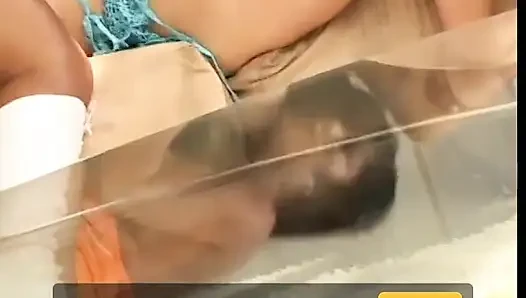 Asiatische schönheit bekommt einen dildo in ihre muschi schieben, während sie eine andere möse leckt