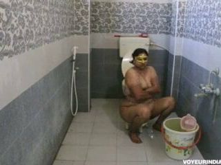 Bhabhi dipinitta filmado en ducha