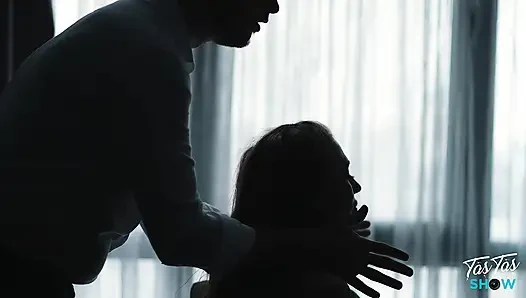 Muhteşem esmer masörü tarafından sikiliyor - laura rol yapma