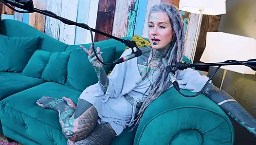 U hakkında konuşuyorum - rahatsız - asmr podcast sfw konuşuyor gotik sıska kız dreadlocks dövmeli model dövmeli kız