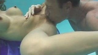 Подводный секс 180