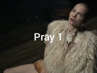 Киска молится