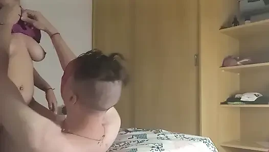 Seksi beyaz götlü külotlu üvey kız üvey babasının yarağının üstüne çıkıyor zengin ve lezzetli, üvey baba aşık oldu