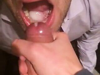 Typ nimmt die Spermaladung auf seine Zunge und schluckt 5