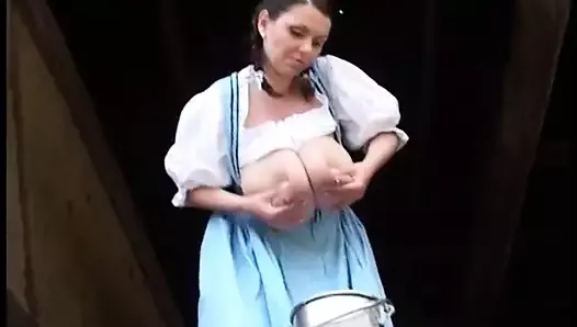 Une fermière mv traite ses énormes mamelles